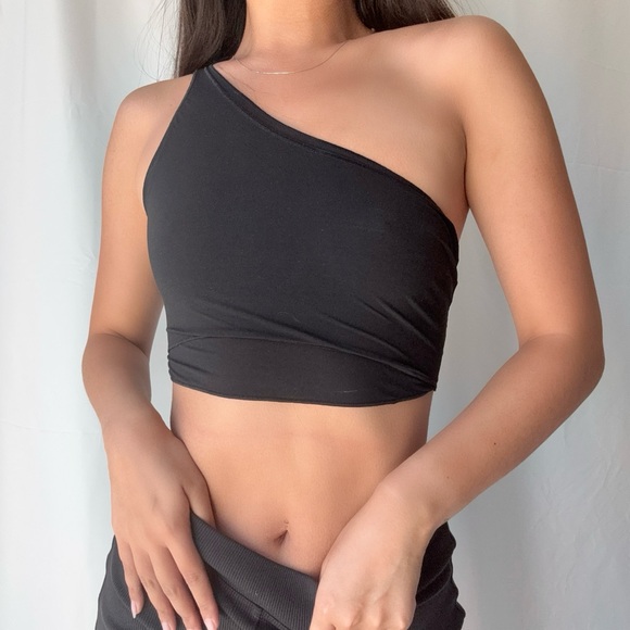 Alo Yoga Mesh Sheer Illusion Tank in black - Picture 1 of 4